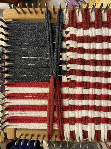 Clasp Weave: American Flag – Piglet's Potholder Patterns Potholder Loom Patterns Free, Loop Potholder Patterns, Loom Potholder Patterns, Pot Holder Loom, Potholder Loom Patterns, Weaving Potholders, Loomed Potholders, Loop Potholders, Loop Weaving