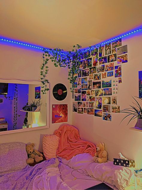 Indie Preppy Room, Led Plant Room, Room Ideas 80s Vibe, Vibey Room Aesthetic Vintage, Tiktok Inspired Room, 80s Retro Aesthetic Room, Retro Room Decor 80s, Aesthetic Led Room, Stranger Things Room Decor