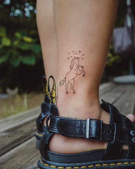 𝘽𝙤𝙣𝙜𝙠𝙚𝙚 on Instagram: “✨🐎✨ . . . #horsetattoo #simpletattoos #cutetattoos #lovettt #wheretheytatt #dsrupttt #tttism #blckink #inkedmag #inkspiration #ankletattoo…” Equestrian Tattoo Ideas, Equestrian Tattoo, Horse Tattoos, Horse Outline, Horse Tattoo, Ankle Tattoo, Tattoo Style, Cute Tattoos, Simple Tattoos