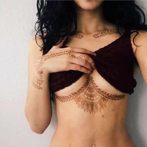 Henna Tattoo Chest For Women, Henna Tattoo Designs Modern, Full Body Henna Designs, Chest Mehndi Designs, Full Body Mehndi Designs, Body Henna Designs Chest, Henna Underboob Tattoo, Desi Tattoos For Women, Henna Body Designs