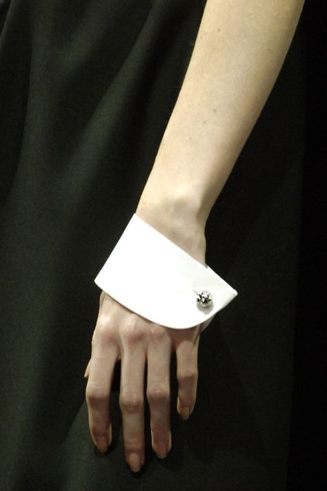 Love the idea of a men's shirt cuff bracelet...probably so easy to make Victor And Rolf, Minimal Chic Style, Horn Pendant Necklace, Runway Details, Viktor & Rolf, Minimal Chic, Collar And Cuff, Dandy, Fashion Details