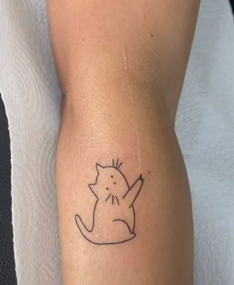 Animal Minimalist Tattoo, Spine Tattoo Simple, Simple Animal Tattoos, Cat Hand Tattoo, Small Tattoo Cat, Small Tattoo Ideas Back, Cat Tattoos For Women, Finger Tattoo Minimalist, Cat Tattoos Ideas