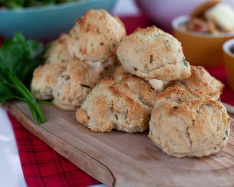 Herb butter biscuits Herb Biscuits Recipe, Herb Biscuits, Parsley Butter, Sweet Potato Lentil Soup, English Recipes, Big 30, Butter Biscuits, Dried Rosemary, Brunch Desserts