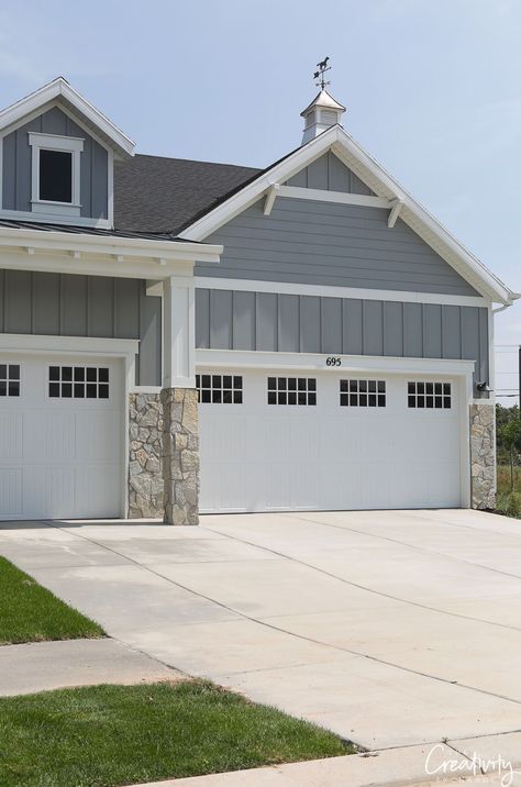 Hardie Light Mist, Farmhouse Colonial Exterior, Home Exterior Color Ideas, Exterior Color Ideas, Cottage Garage, Franklin House, Exterior Farmhouse, Modern Window Design, Painted Brick Exteriors