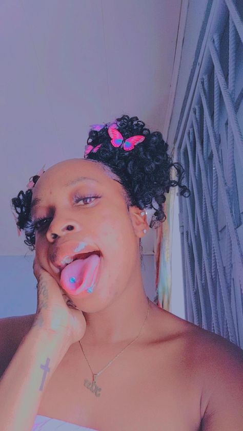 Tongue piercing with butterfly 🦋 Middle Tongue Piercing, Tongue Piercing Black Women, Vertical Tongue Piercing, Mouth References, Cute Tongue Piercing, Tongue Piercings, Double Tongue Piercing, Frog Eye, Hairstyles Pictures