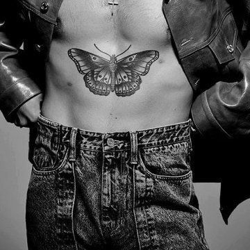 Harry Styles Butterfly Tattoo, Harry Styles Butterfly, Harry Tattoos, Butterfly Tattoo Meaning, Harry Styles Tattoos, Harry Styles Poster, Harry Styles Wallpaper, Harry Styles Pictures, Harry Styles Photos