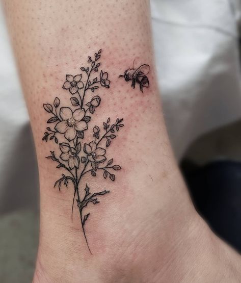 Such an adorable minimalistic wildflower and bee tattoo done by @katarina.heinze on the ankle. Bee Flower Tattoo, Bee And Flower Tattoo, Small Nature Tattoo, Tattoos 2022, Beer Tattoos, Honey Bee Tattoo, Tattoos Floral, White Doodle, Mama Tried