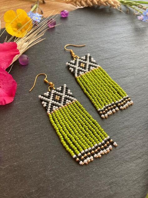 Modern Seed Bead Earrings, Seed Bead Bracelet Patterns, Beautiful Beaded Earring, Diy Seed Bead Earrings, Fringe Earring, Diy Beaded Rings, Beadwork Designs, Brick Stitch Earrings, Deco Earrings