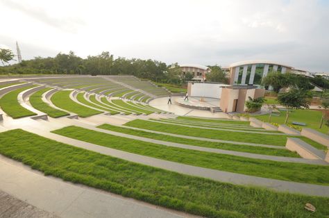 Open Auditorium Outdoor Auditorium, Auditorium Architecture, Green Corridor, Auditorium Design, Auditorium Seating, Urban Landscape Design, Urban Landscape, Public Space, Open Space