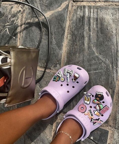 Lilac Crocs Outfit, Crocs Jibbitz Ideas Women, Croc Jibbitz Ideas Aesthetic, Crocs Fashion Street Styles, Jibbitz Crocs Ideas, Croc Jibbitz Ideas, Croc Ideas, Croc Outfits, Crocs With Jibbitz