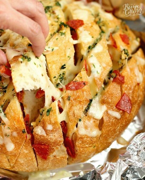 Cheap Football Food, Pepperoni Cheese Bread, Pub Snacks, Easy Snack Appetizers, Football Apps, Garlic Pull Apart Bread, Cheesy Pull Apart Bread, Party Bread, Pepperoni Recipes