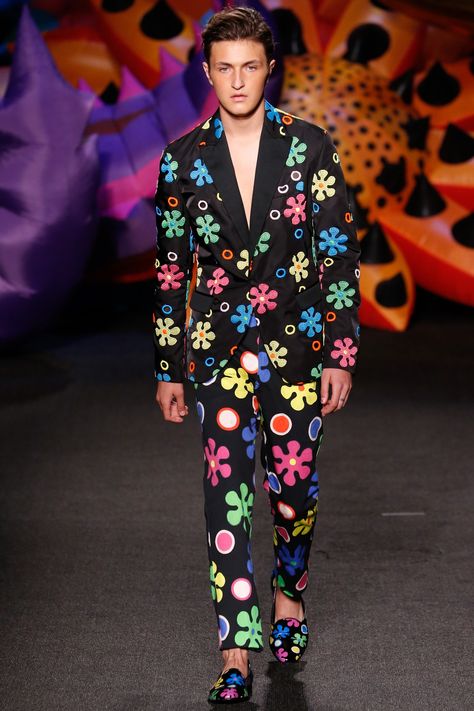 This a man’s suit is featured in Moschino Spring 2017 Menswear collection, designed by Jeremy Scott. In the collection many of the apparel outfit featured during the show had many of the pop art trend that was popular in the 1960s along with the popular flower motif of that time. Sonya W. 3/23/17 Estilo Kitsch, Kitsch Fashion, Resort 2017 Fashion, Dolly Fashion, Moschino Men, Mens Fashion Week, Jeremy Scott, Runway Models, Spring Summer 2017