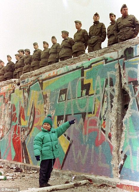 The cold war bin 1980s. This is Berlin War bettween two part of berlin. Decoration of the wall is kind of grafiti Berlin Wall Fall, The Berlin Wall, History Magazine, West Berlin, East Berlin, German History, Reunification, German Girl, Berlin Wall