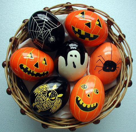 Halloween 2005 | Flickr - Photo Sharing! -- these are absolutely wonderful!  There is a lot of beautiful work here. Many lovely and intricate pysanky eggs. Must take more time to look. Goth Easter, Halloween Eggs, Rocks Painting, Halloween Rocks, Egg Crafts, Wooden Eggs, Egg Painting, Egg Art, Stone Crafts