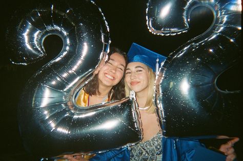 graduation balloons film photography friends besties film inspo Graduation Pictures At Night, Graduation Photos On Film, Iconic Graduation Photos, Film Graduation Photos, Aesthetic Graduation Photos, Graduation Photoshoot Aesthetic, Indie Graduation Pictures, Graduation Film Photography, Cool Grad Pics