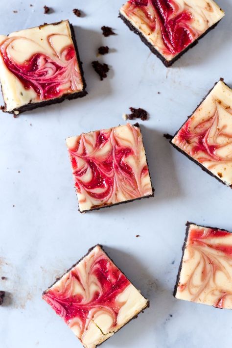 Strawberry Cheesecake Brownies, Roasted Strawberry Cheesecake, Gluten Free Cupcakes Vanilla, Cheesecake Brownies Recipe, Vanilla Bean Cupcakes, Roasted Strawberry, Banana Snacks, Strawberry Brownies, Chocolate Sugar Cookies