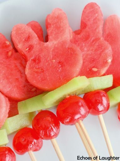 bunny watermelon kabobs (stir stick for fun drink) Easter Bunny Fruit, Zootopia Birthday Party, Bunny Birthday Theme, Easter Fruit, Easter Birthday Party, Easter Party Food, Bunny Birthday Party, Peter Rabbit Birthday, Peter Rabbit Party