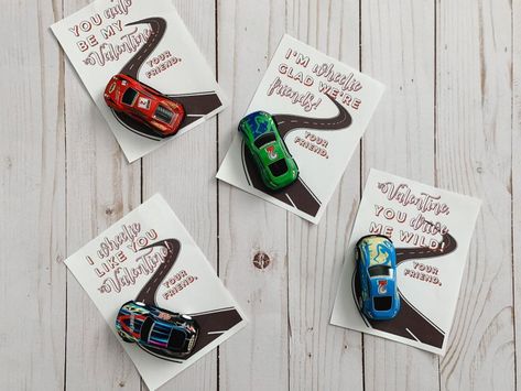 Car Related Gifts, Race Car Valentines, Valentines Sayings, Festa Monster Truck, Kids Party Gift, Festa Hot Wheels, Car Themed Parties, Idee Cricut, Car Theme