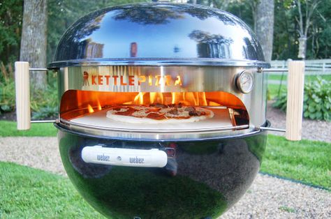 Kettle Pizza set up for the Weber Kettle Grill. Outdoor Pizza Oven Kits, Grill Kit, Pizza Oven Kits, Gas Pizza Oven, Weber Kettle, Kettle Grills, Diy Pizza, Cooking Pizza, Weber Grill