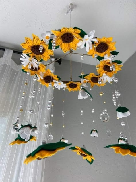 Daisy Mobile, فن الرسم بالمسامير, Sunflower Nursery, Sunflower Room, Beautiful Sunflowers, Baby Room Inspiration, Nursery Room Inspiration, Craft Room Decor, Sunflower Decor