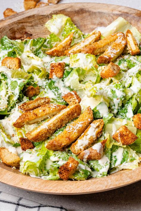 This Healthy Caesar Salad is so creamy and delicious, you wont believe it has a healthy twist! It's made vegetarian using Greek yogurt and no anchovies Fall Ceaser Salad, Ceaser Salad Ideas, Healthy Caesar Salad, Caesar Salads, Health Lunch, Health Lunches, Asian Inspired Salad, Vegan Caesar Salad, Vegan Caesar