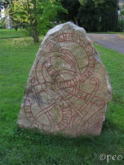 Rune Vichinghe, Rune Viking, Art Viking, Viking Life, Standing Stones, Rune Stones, Viking Culture, Standing Stone, Old Norse