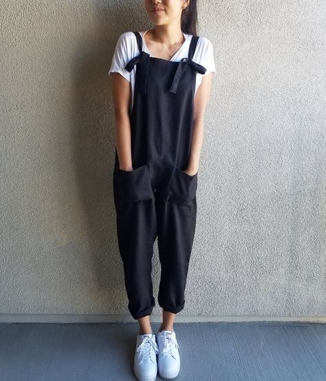 Linen Overalls Outfit, Linen Dungarees, Dungarees Outfits, Jumpsuit Linen, Minimalist Clothes, Linen Overalls, Womens Jumpsuits Casual, Pants Boho, Chino Hills