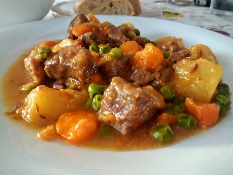 Comeme todo: Estofado de ternera Carne Guisada, Spanish Cuisine, Spanish Food, Chicken Salad Recipes, Sweet And Sour Pork, Pot Roast, Tasty Dishes, Food Pictures, Workout Food