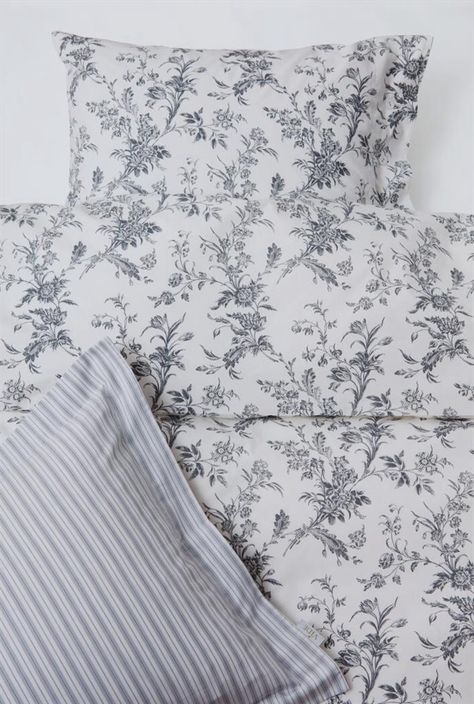 IKEA Alvine Kvist black and white floral double bed sheets/duvet. Want/must/need! Ikea Black, Black Metal Bed, Designer Bed Sheets, Black Bed Linen, Double Bed Sheets, Grey Linen Bedding, Bed Linen Design, Ikea Bed, White Linen Bedding