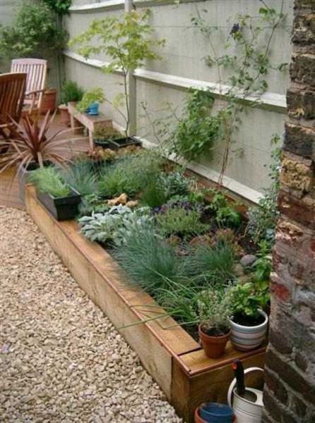 Railway sleeper raised bed for front garden Fence Edging, Sleepers In Garden, Border Garden, House Purchase, Garden Therapy, Seaside Garden, Railway Sleepers, Back Garden Design, Gravel Garden