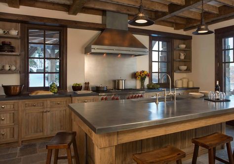 Sleek Stainless Steel Countertop Ideas & Quick Guide - Sebring Services Country Chic Decor, Cabin Chic, Kitchen New York, Stainless Steel Countertops, Kitchen Island With Seating, Interior Design Rustic, Rustic Kitchen Design, Diy Countertops, Island Decor