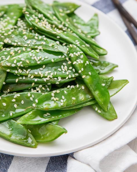 Recipe: Quick Sesame Snow Peas | Kitchn Sugar Snap Pea Recipe, Snow Peas Recipe, Snap Peas Recipe, Spring Side Dishes, Easy Vegetable Side Dishes, Quick Side Dishes, Buddha Bowls, Pea Recipes, Oil Light