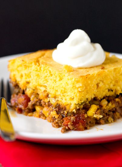 Tamale Pie - used Beyond Meat instead of ground beef, 2C frozen corn, no olives or cheese, 1/2 the chili powder, and a hatch chile instead of the bell pepper. Cornbread Pie, Tamale Pie Recipe, Tamale Pie, Cornbread Casserole, Sweet Cornbread, Tamales, Mexican Dishes, Pie Recipe, Pie Recipes