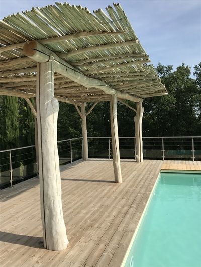 Pergola en bois flotté en Région Toulousaine Curved Pergola, Corner Pergola, White Pergola, Vinyl Pergola, Retractable Pergola, Pergola Attached To House, Wooden Pergola, Backyard Pergola, Pergola With Roof