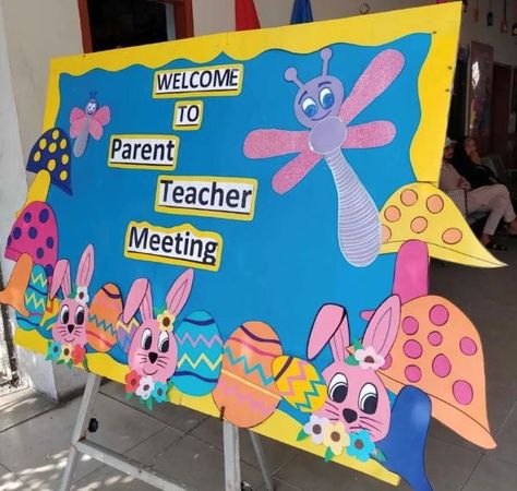 Parents Teacher Meeting Decoration Ideas, Play School Decor Ideas, Chart Decoration Ideas, Ptm Board Decoration Ideas School, Creative Display Boards For School, Ptm Board Decoration, Board Drawing Ideas, Softboard Ideas, White Board Drawing