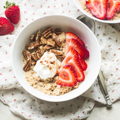 Strawberry Couscous Breakfast Bowl by Min Kwon, M.S., R.D. Couscous Breakfast, Breakfast Bowl Healthy, Mediterranean Diet Breakfast, Breakfast Bowls Recipe, Healthy Breakfast Bowls, Porridge Recipes, Couscous Recipes, Bowl Of Cereal, Diet Breakfast