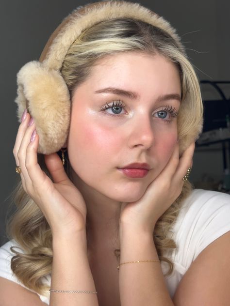 Its Cold Makeup, Cold Girl Makeup Aesthetic, Cold Winter Makeup, Cold Makeup Look, Girl Makeup Aesthetic, Cold Girl Makeup, Natural Wedding Makeup Looks, Cold Makeup, Wonderland Makeup