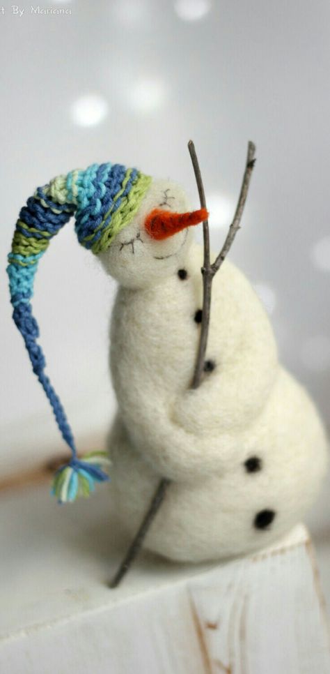 Needle Felted Snowman, Felted Snowman, Felt Snowman, Needle Felted Christmas, Dreamy Whites, Felt Mouse, Needle Felting Projects, Wool Art, Felt Christmas Ornaments