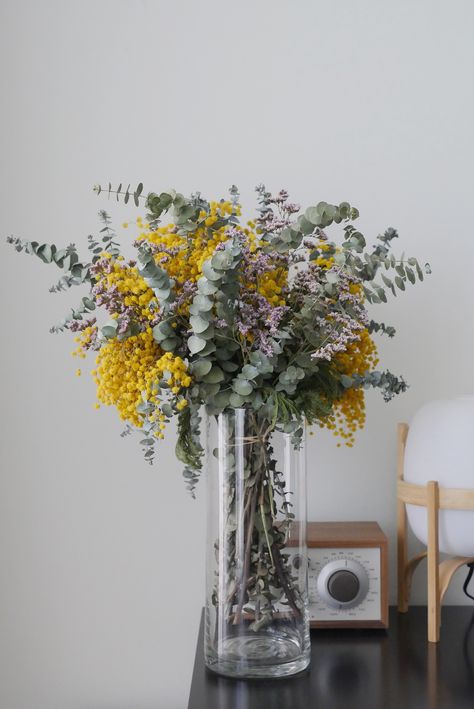 Mimosa (Loreak. Espai Floral. Badalona). Abr 2018.  #tap Loft Interior, Diy Arrangements, Flower Vase Arrangements, Flower Arrangements Simple, Victorian Flowers, Flowers Arrangements, Vase Arrangements, Flower Therapy, Deco Floral