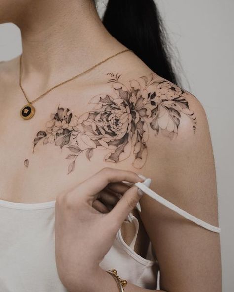 Chrysanthemum Flower Tattoo, Tattoos For Female, Women's Tattoos, Daisy Flower Tattoos, Shoulder Sleeve Tattoos, Rose Tattoo Thigh, Hip Tattoos, Chrysanthemum Tattoo, Female Tattoos