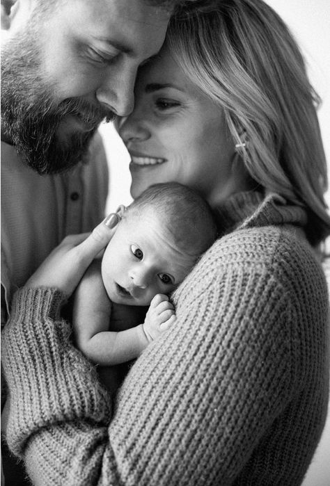 Newborn Photography Aesthetic, Newborn Baby Shoot With Parents, Shooting Famille Studio, Newborn Shoot With Parents, Mom And Dad Newborn Pictures, Casual Newborn Family Pictures, Shooting Nouveau Ne, First Family Photos, Newborn Family Pictures