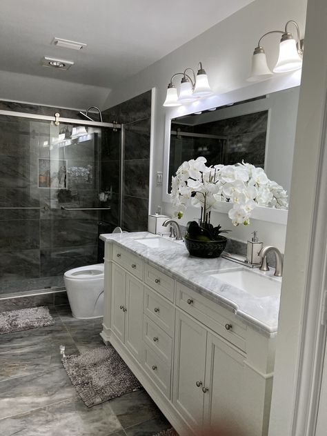 Grey Marble Bathroom Decor, Bathroom Ideas Grey, Grey Marble Bathroom, Marble Bathroom Decor, College Bathroom, Bathroom Upstairs, Purple Room Decor, Gray And White Bathroom, Grey Bathroom Tiles