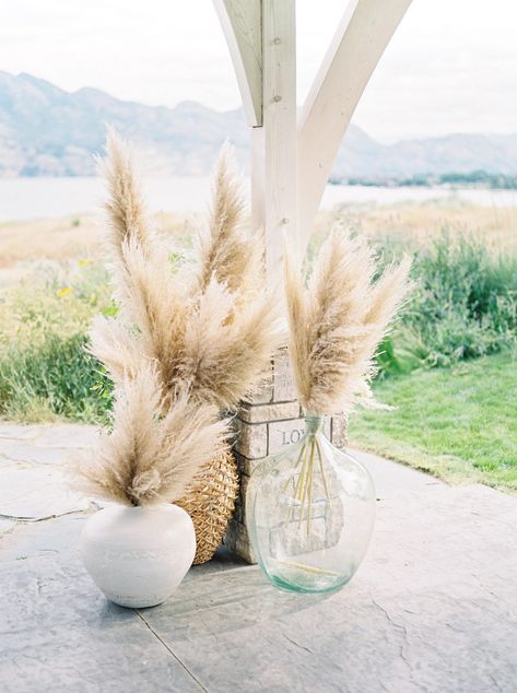 10 Ceremony Arch Ideas Perfect For Your Mountain Wedding or Intimate Elopement – Brontë Bride Fall Wedding Ceremony Arch, Boho Wedding Arch Ideas, Seniority Party, Pampas Wedding Arch, Minimal Boho Wedding, Ceremony Arch Ideas, Modern Ceremony, Fall Vineyard, Deco Surf