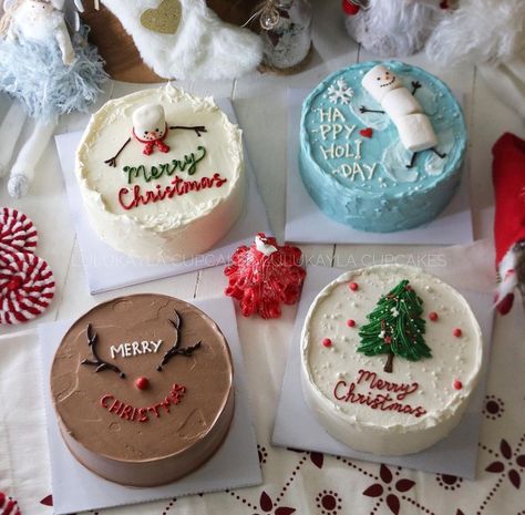 Christmas Box Cake Ideas, Minimalist Christmas Cake Aesthetic, Minimalist Christmas Cakes, Christmas Cake Minimalist, Christmas Cake Ideas Decoration Simple, Minimalist Christmas Cake, Small Christmas Cakes, Christmas Cake Aesthetic, Simple Christmas Cakes