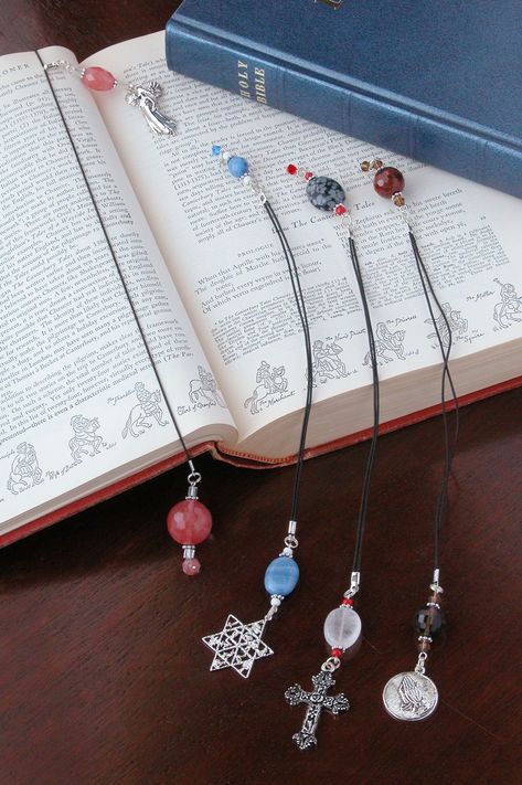 Elastic Bookmark Diy, Charm Bookmark Diy, Elastic Bookmarks, Beads Bookmark, Handmade Bookmarks Diy, Origami For Beginners, Creative Bookmarks, Bookmark Craft, Beaded Bookmarks