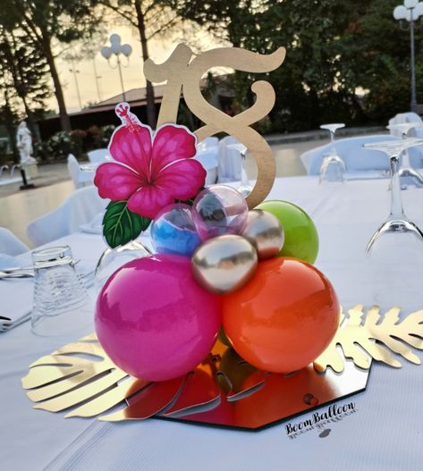 Tropical Balloon Centerpieces, Hawaiian Centerpieces, Pool Party Centerpieces, Flamingo Themed Party, Hawaiian Party Decorations, Graduation Party Centerpieces, Luau Theme Party, Hawaiian Birthday, Fiesta Tropical