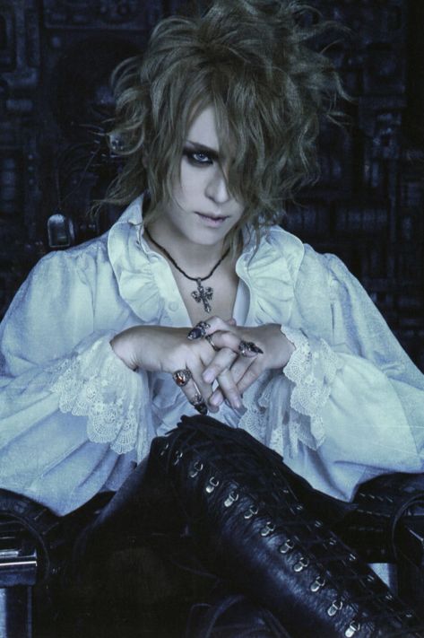 Visual Kei Male, Visual Kei Fashion Men, Visual Kei Men, Kamijo Lareine, Vampire Guy, Kamijo Versailles, Vkei Fashion, Goth Male, Visual Kei Fashion