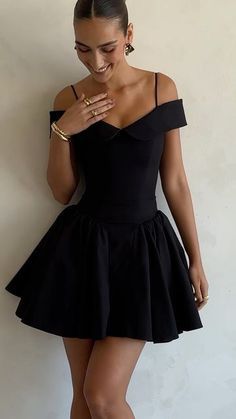 Bridesmaid Short Dresses Ideas, Classy Prom Dresses Short, Bridesmaid Short Dresses, Spain Dress, Graduate Dress, Winter Prom Dresses, 8th Grade Prom Dresses, Black Graduation Dress, Mini Dress Outfit Party