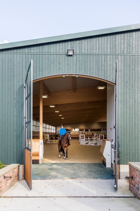 Indoor riding arena Beautiful Stables, Stable Interior, Indoor Riding Arena, Horse Riding Arena, Equestrian Barns, Equestrian Stables, Stable Style, Riding Arena, Horse Barn Ideas Stables