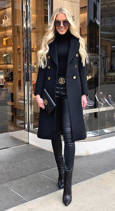 Gucci Belt Outfit, Elegantes Outfit Damen, Leather Leggings Outfit, Chique Outfit, Walking Down The Street, Fashion Blogger Outfit, Blogger Outfits, Casual Outfit Inspiration, Looks Black